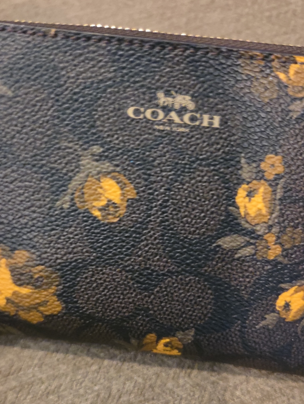 Coach Brown Floral Zip Wristlet with Yellow Accent New Without Tags - Picture 3 of 4